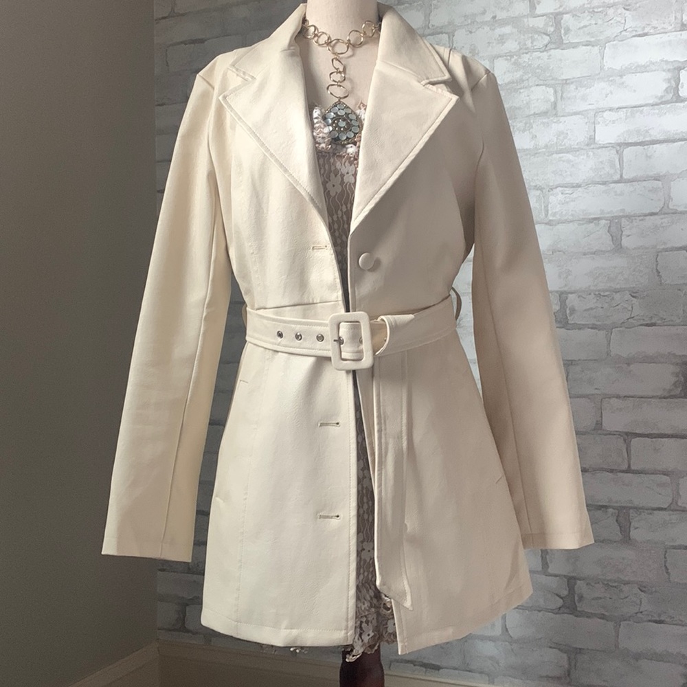 💎✨CLASSY✨💎Kittenish cream faux leather jacket.